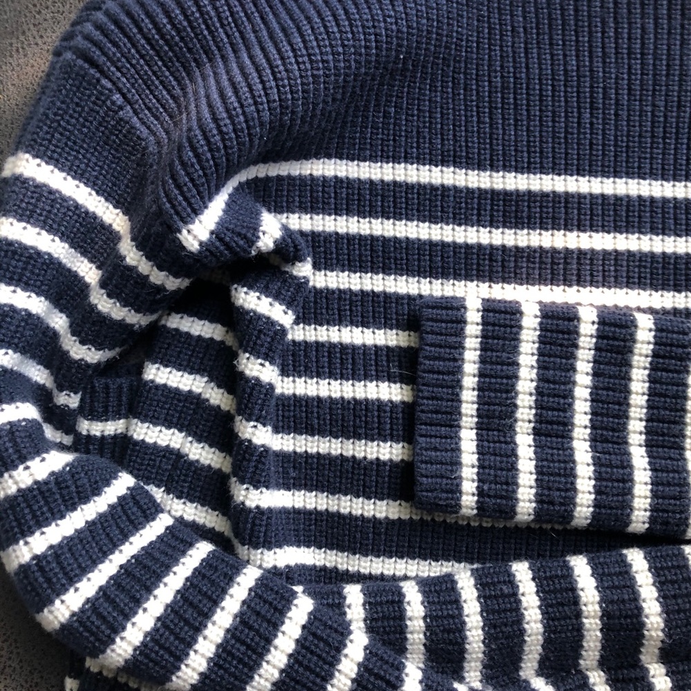 GAP Sweater - Picture 2 of 5
